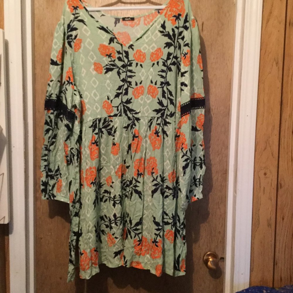 Plus size mini dress by Mark floral with lace detail at arms beautiful green